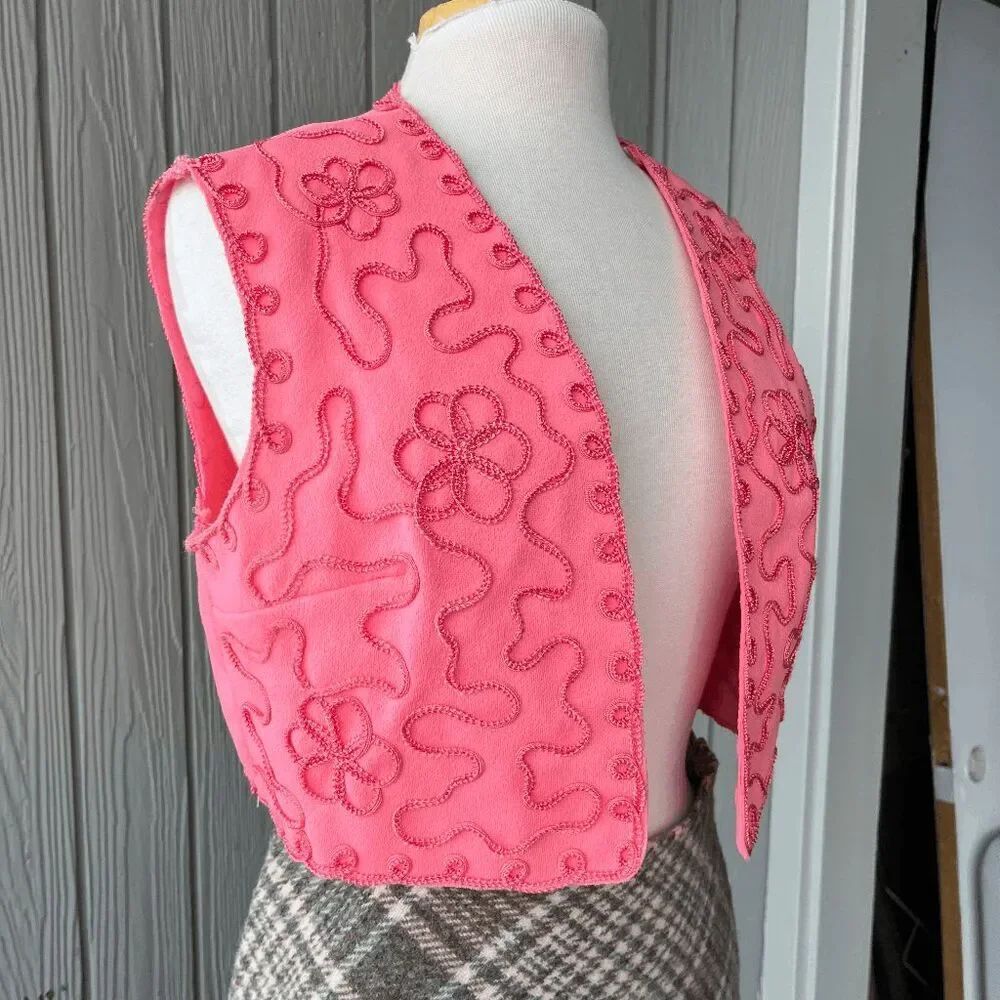 VTG 60s 70s Bubblegum Pink Soutache Trim Cropped Bolero Vest Floral Open Front